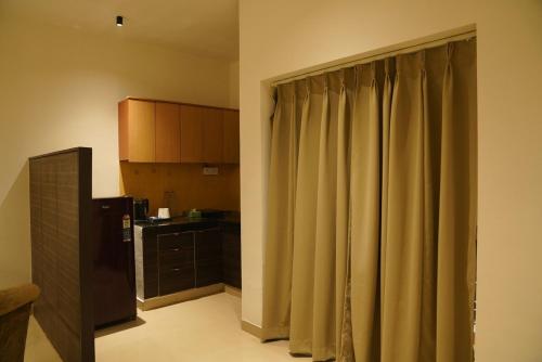 Una cocina o cocineta en Sukoon - A Niyaraa Stay - Gem in Omaxe Vrindavan