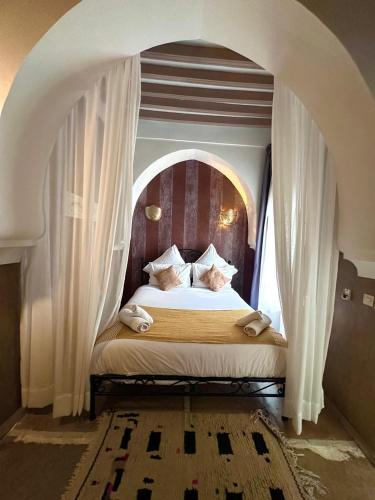 a bedroom with a bed in an archway with a bed sidx sidx at Riad Green Palm in Marrakech