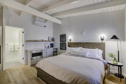 Ένα ή περισσότερα κρεβάτια σε δωμάτιο στο South Lake Chalet Boutique Suites - walk to Heavenly & Lake Tahoe