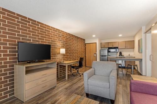 Кухня или мини-кухня в Executive Residency by Best Western Waterloo & Cedar Falls

