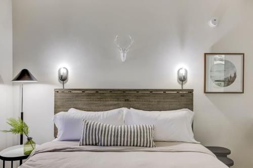 Ένα ή περισσότερα κρεβάτια σε δωμάτιο στο South Lake Chalet Boutique Suites - walk to Heavenly & Lake Tahoe