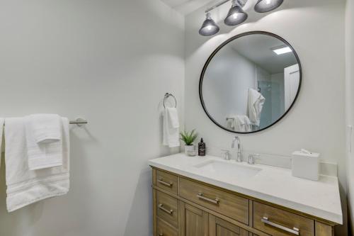 Ένα μπάνιο στο South Lake Chalet Boutique Suites - walk to Heavenly & Lake Tahoe