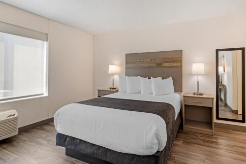 Кровать или кровати в номере Executive Residency by Best Western Waterloo & Cedar Falls