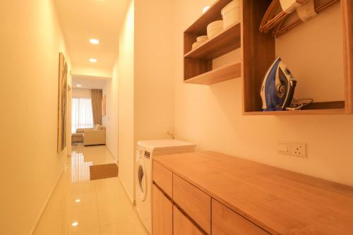 Una cocina con lavadora y secadora en una habitación. en Savno Residency, en Uswetakeiyawa