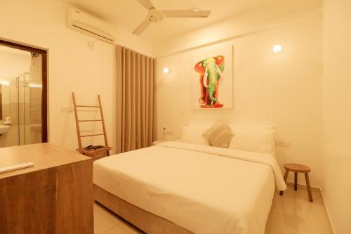 Un dormitorio con una cama y un baño con escalera. en Savno Residency, en Uswetakeiyawa