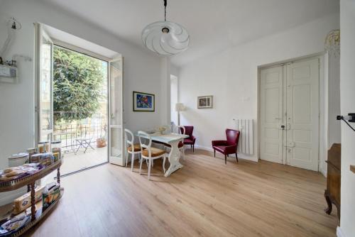 a white living room with a table and chairs at Coli's House in Turin