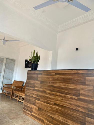 Телевизор и/или развлекательный центр в VILLA trois chambres avec jacuzzi