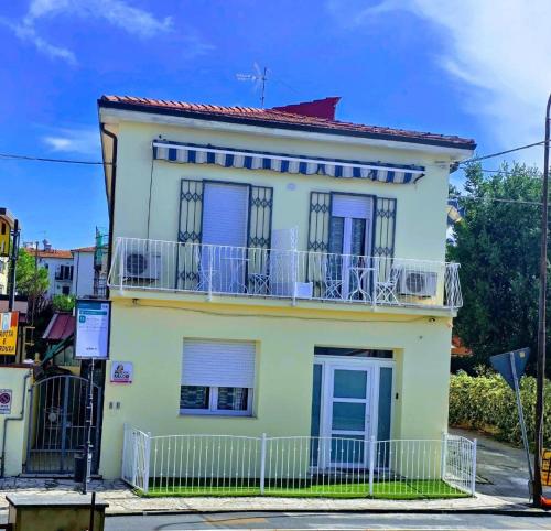 a yellow house with a balcony on a street at Casa MaDo in Pisa