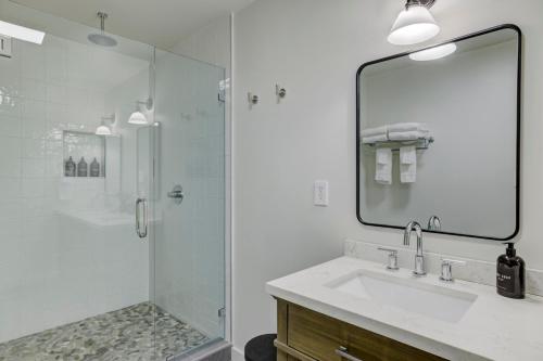 Ένα μπάνιο στο South Lake Chalet Boutique Suites - walk to Heavenly & Lake Tahoe