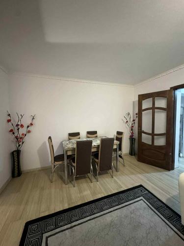 a dining room with a table and chairs at Apartament de închiriat in Turnu Măgurele