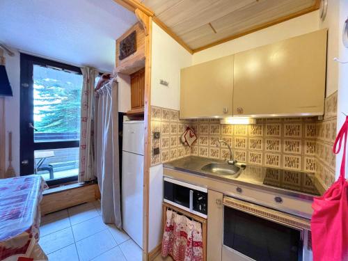 Studio chalet cosy aux Menuires - 2 pers, skis aux pieds, vue montagne, cuisine équipée - FR-1-452-283