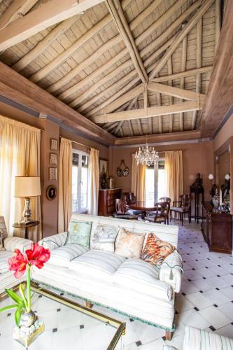 Villa histórica con jardín y piscina cerca del centro