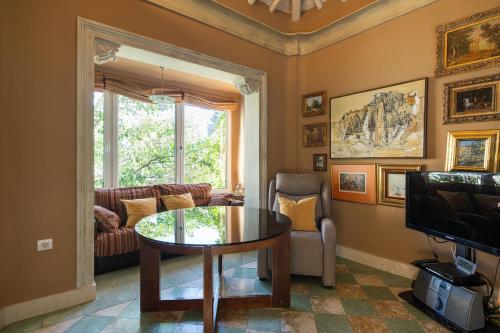 Villa histórica con jardín y piscina cerca del centro