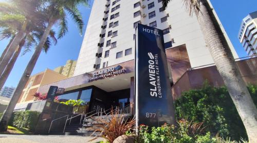 a hotel sign in front of a building at Slaviero Londrina Flat in Londrina