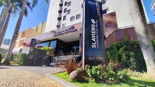 a sign for a hotel in front of a building at Slaviero Londrina Flat in Londrina