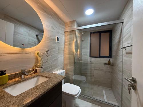 un bagno con lavandino, doccia e WC di Departamento con patio frente a Embajada Americana a La Paz
