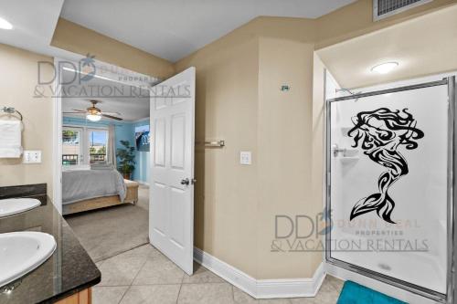 un baño con ducha y lavabo en Ocean Club Villa A-222, en Biloxi