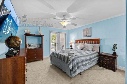 Un dormitorio con una cama y un ventilador de techo. en Ocean Club Villa A-222, en Biloxi