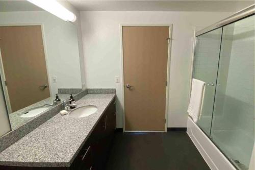Un baño con lavabo, ducha y espejo. en LUXURY 1BD 1BTH MODERN APARTMENt, en Los Ángeles