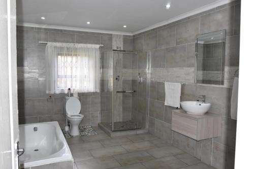 Bilik mandi di Zari on Vaal Country Lodge