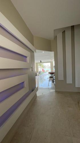 a room with a wall with purple and white paintings at فيلا السعادة بيتش درة العروس رملي وخاص in Durat  Alarous
