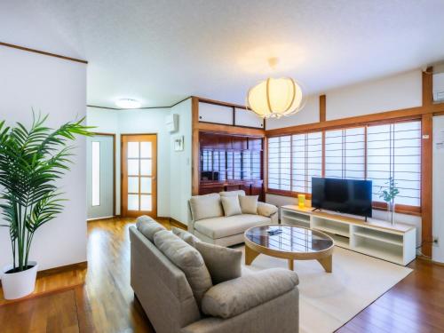 Photo de la galerie de l'établissement 新装開業 世界遺産と東武日光駅に至近 広いリビング 貸切 家族団体に最適, à Nikkō