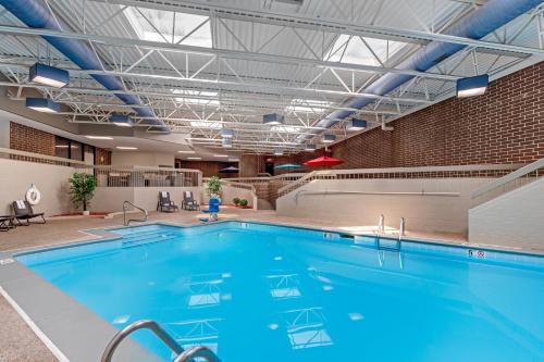 Бассейн в Executive Residency by Best Western Waterloo & Cedar Falls или поблизости