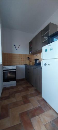 Η κουζίνα ή μικρή κουζίνα στο Accommodation Centar, Murter