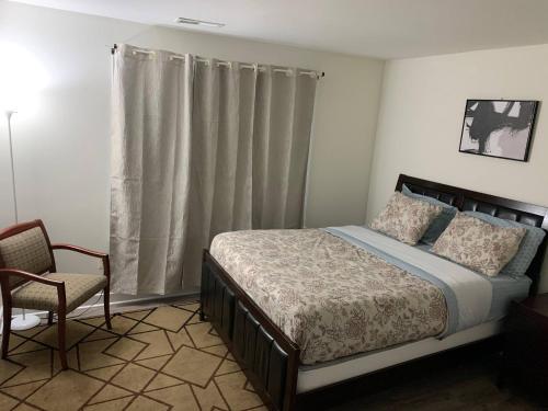 Ein Bett oder Betten in einem Zimmer der Unterkunft Quiet Escape with Easy DC Access-5BRMs Free Prking