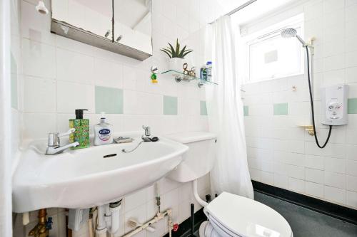 キングストン・アポン・テムズにあるRiverside 1 Bed Flat with Parking at Kingstonの洗面台とトイレ付きのバスルーム