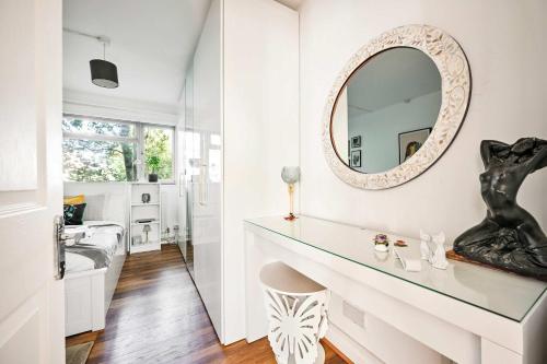 キングストン・アポン・テムズにあるRiverside 1 Bed Flat with Parking at Kingstonのバスルーム(鏡、洗面台付)