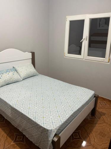 a bedroom with a bed and a window at Zeapart in Praia