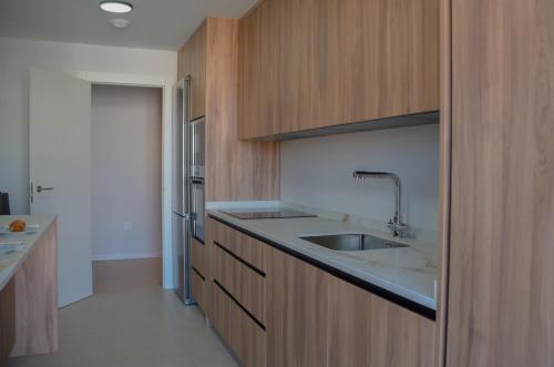 Cuisine ou kitchenette dans l'établissement TrendyHomes Almerimar Beach II
