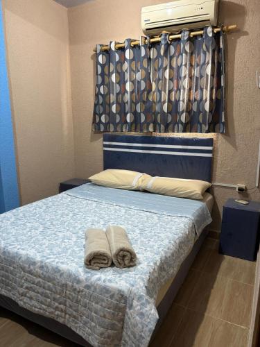 Un dormitorio con una cama con toallas. en Confort moderno, cerca de todo, en Fernando de la Mora