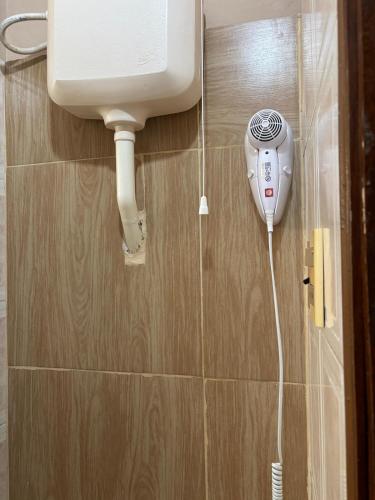 y baño con lavabo y secador de pelo. en Confort moderno, cerca de todo, en Fernando de la Mora