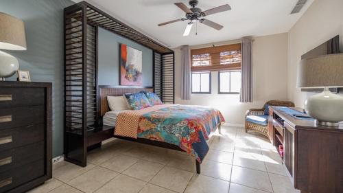 Un dormitorio con una cama y una cómoda. en Pacifico C510 3br Resort - Club Condo Coco, en Coco