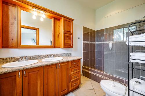 a bathroom with two sinks and a shower at Paradizio 301 in Coco