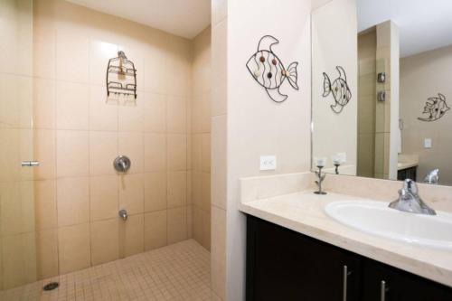 ココにあるCasa Luz 2br Resort Condo Pacfico 4 Guestsの洗面台とシャワー付きのバスルーム