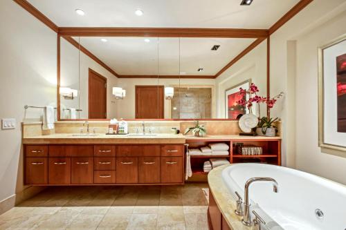 Ένα μπάνιο στο KBM Resorts FREE CAR Lxuury Ocean View Villa Palapala at Montage Kapalua Bay Daily Housekeeping Spa