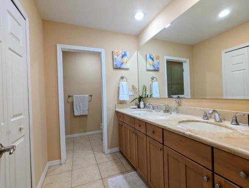 Ένα μπάνιο στο Pacifico Th103 4br Resort Townhome 10 Guests