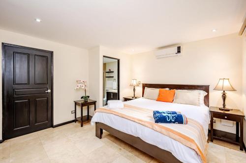 1 dormitorio con 1 cama grande y puerta negra en Cove #9 1br Ocotal Beach Condo 2 Guests, en Ocotal