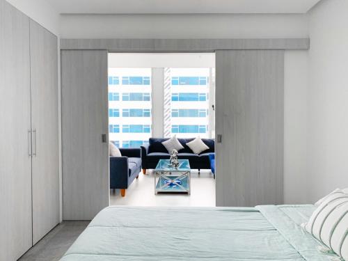 グアヤキルにあるSuite Navideña, Ágora 21のベッドとリビングルームのある寝室
