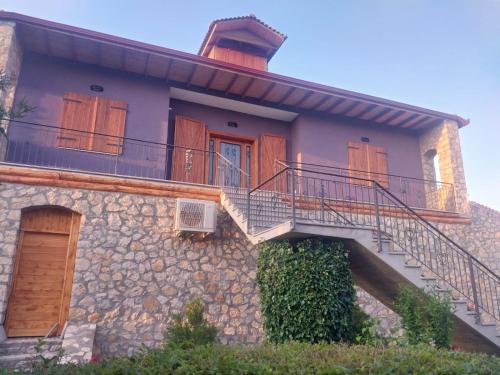 El edificio en el que está la habitación en casa particular