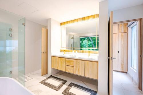 Koupelna v ubytování Lighthouse Ocean-view Modern Villa W Pool