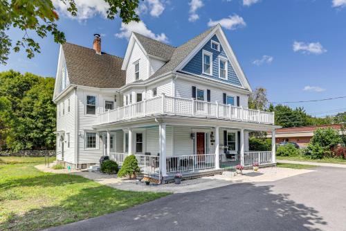 ウェスタリーにあるWesterly Apt Steps From Downtown and Beaches Nearbyの白い家