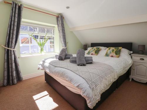 a bedroom with a bed and a window at Figgy Cottage in Ripon