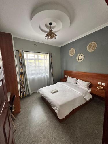 Un dormitorio con una cama grande con techo. en Emburu Home Naivasha, en Munyu