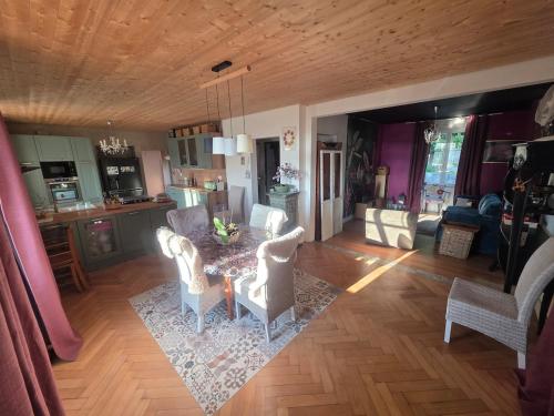 a living room with a table and chairs at appartement 1 à 4 personnes La maison du Belvédère in Maîche