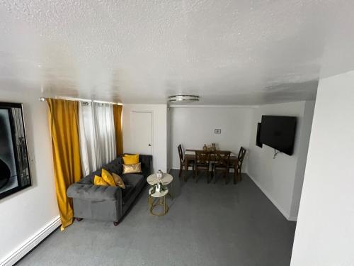 ブルックリンにあるLuxury 2-bedroom and 1-bathroomのソファとテーブルのあるリビングルーム