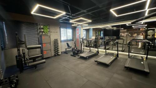 a gym with several treadmills and machines at Studio Moderno e Aconchegante | Pajuçara - Maceió in Maceió